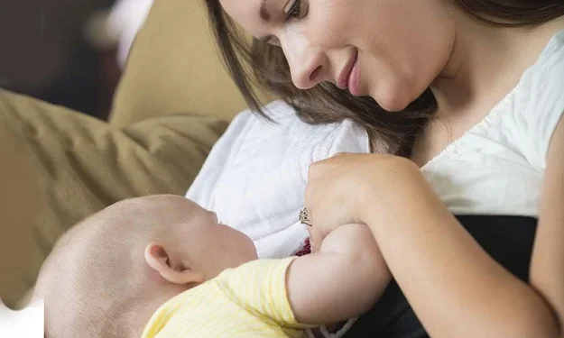 पढेलेखेका र सहरिया नै कम गराउँछन् स्तनपान