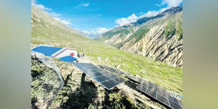 विद्युत् नपुगेका गाउँमा सोलार बत्ती