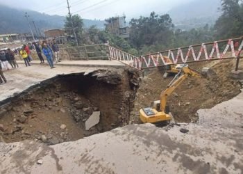तनहुँको देउरालीमा सडक भाँसियो, ठूला सवारीसाधन चल्न नसक्ने