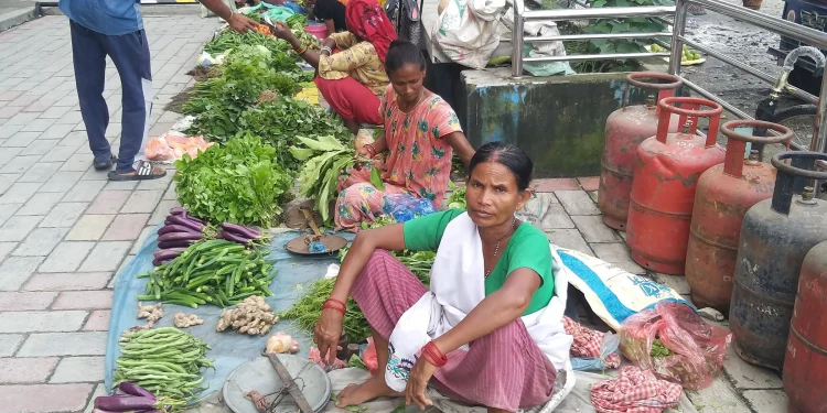 फुटपाथ व्यापारमा रोकपछि ८९ प्रतिशत सडक व्यापारी ऋण लिएर गुजारा गर्दै