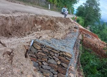 सडक भासिँदा पौवादुङवासीको दैनिकी कष्टकर