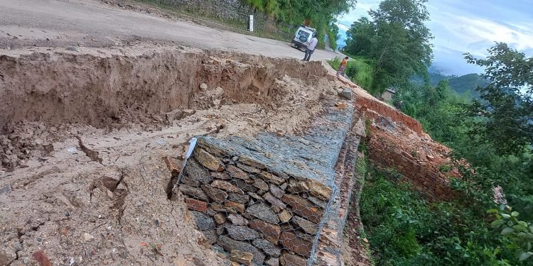 सडक भासिँदा पौवादुङवासीको दैनिकी कष्टकर