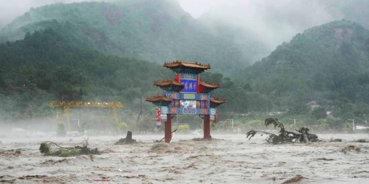 बेइजिङमा मुशलधारे वर्षाका कारण पाँच उद्धारकर्मीसहित ३८ जनाको मृत्यु