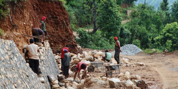 न्यूनतम पारिश्रमिक कार्यान्वयन गर्न माग