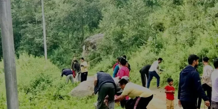 भोजपुरको हतुवागढीमा श्रमदानमार्फत सडक मर्मत