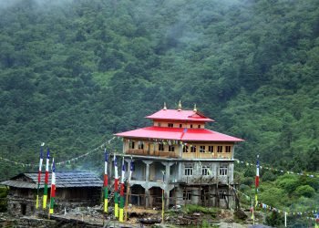 सहयोग सङ्कलन गरेर तोक्पेगोलामा गुम्बा निर्माण