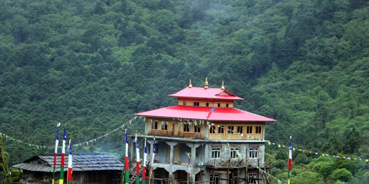 सहयोग सङ्कलन गरेर तोक्पेगोलामा गुम्बा निर्माण