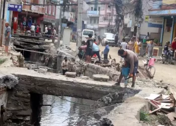 सामाखुसी खोलामाथि निर्माण गरिएको ‘स्ल्याब’ हटाउन थालियो