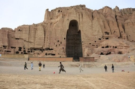 तालिवानले तोडेको बुद्दको मुर्ति हेर्न अफगानिस्तानमा पर्यटकको घुइँचो