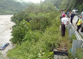 काठमाडौंबाट पोखरा जाँदै गरेको बस त्रिशूली नदीमा खस्यो