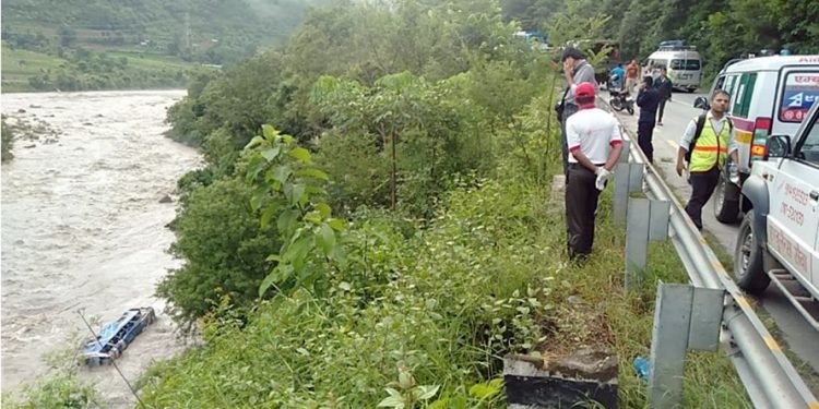 काठमाडौंबाट पोखरा जाँदै गरेको बस त्रिशूली नदीमा खस्यो