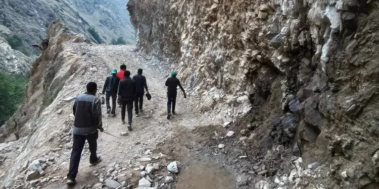 गमगढी–नाक्चेलाग्ना सडकः सात वर्षमा १८ किमी निर्माण