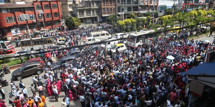 आजबाट देशैभरीका सामुदायिक बिद्यालय बन्द, शिक्षकहरु काठमाडौं केन्द्रित आन्दोलनमा