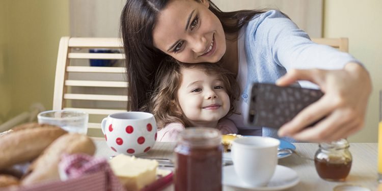 बच्चाको फोटो र भिडियो सामाजिक सञ्जालमा राख्दा हुनसक्छ घातक