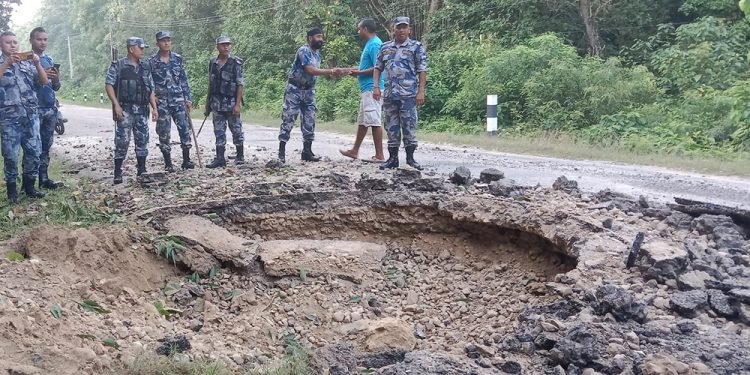 पूर्व–पश्चिम राजमार्गमा बम पड्कियो