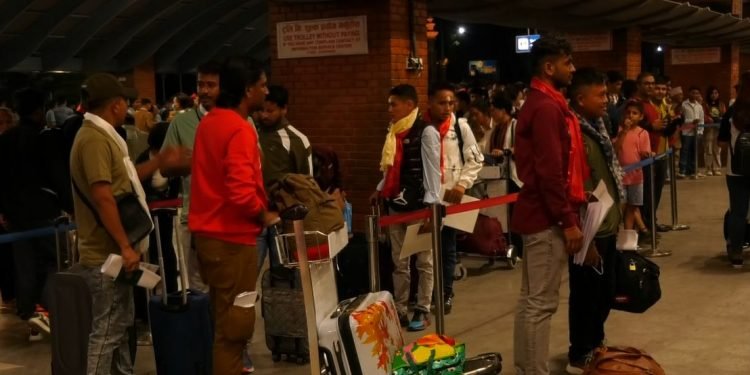 त्रिभुवन अन्तर्राष्ट्रिय विमानस्थलमा विदेशीनेको अत्यास लाग्दो भिड !
