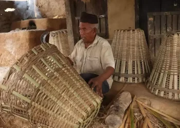 डोको बुनेरै बित्यो धादिङका साइला चेपाङको ४५ वर्ष