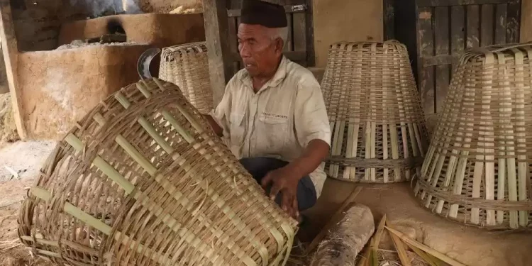 डोको बुनेरै बित्यो धादिङका साइला चेपाङको ४५ वर्ष