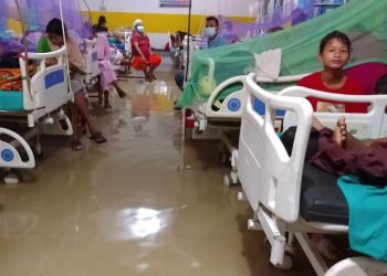 वर्षाले धनगढी जलमग्न, सेती प्रादेशिक अस्पतालमा पानी पस्दा बिरामीलाई सास्ती
