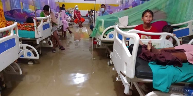 वर्षाले धनगढी जलमग्न, सेती प्रादेशिक अस्पतालमा पानी पस्दा बिरामीलाई सास्ती