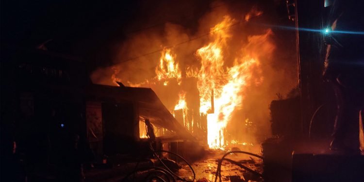 मुगुमा लागेको भीषण आगलागीबाट आठ घर खरानी