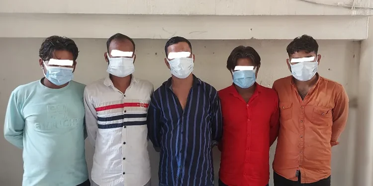 भन्सार छलेर ल्याएको मदिरासहित ५ जना भारतीय नागरिक पक्राउ