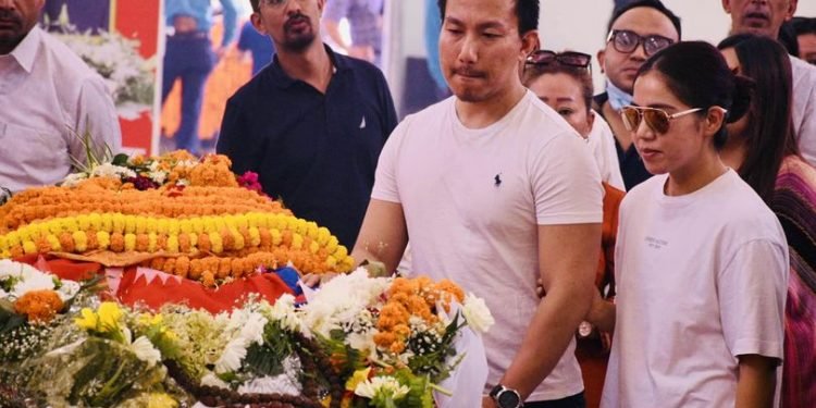 श्रध्दाञ्जलि अर्पण गर्दै नेम्वाङका जेठो छोरा