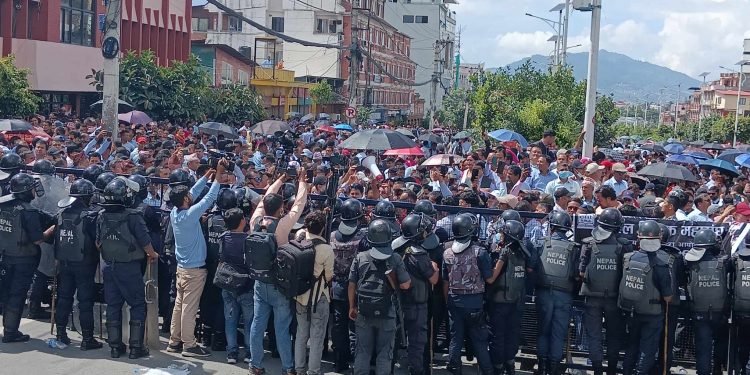 शिक्षक आन्दोलनले आज पनि सामुदायिक स्कुलमा पठनपाठन ठप्प