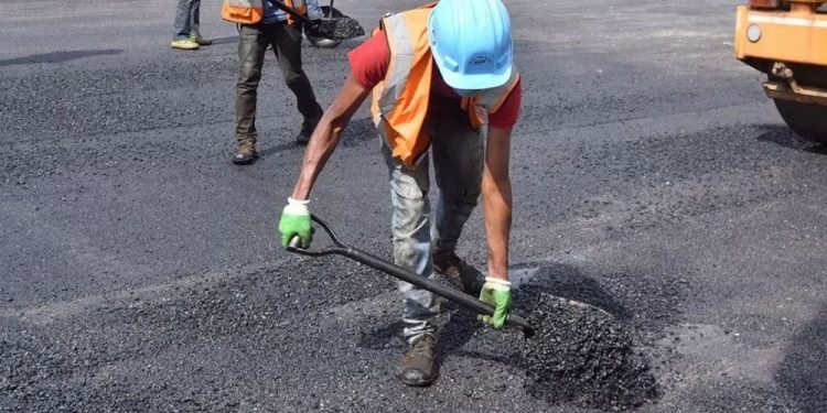 पश्चिम दाङको माथिल्लो सडक स्तरोन्नति हुँदै