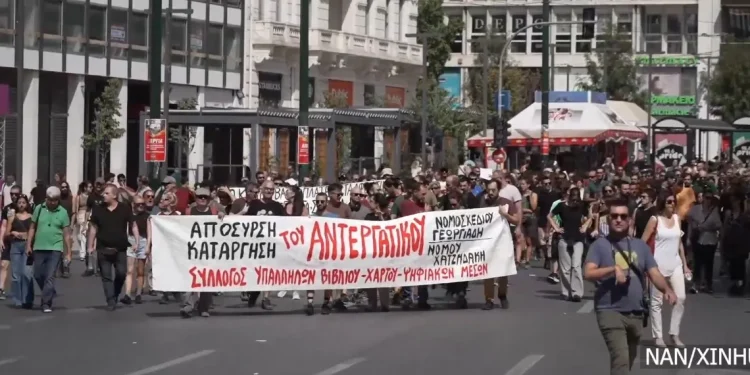 श्रम कानुनको विरोधमा ग्रिसका नागरिक सडक आन्दोलनमा