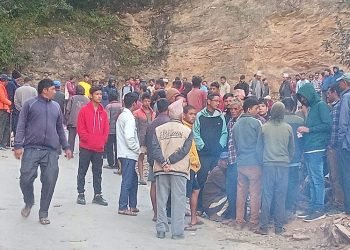गाडीको ठक्करबाट सशस्त्र प्रहरीको मृत्यु, दशरथचन्द राजमार्ग अवरुद्ध