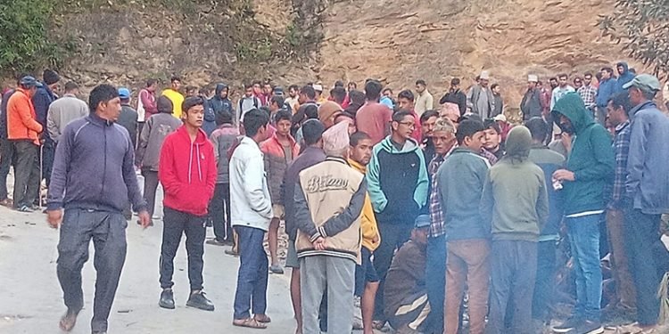 गाडीको ठक्करबाट सशस्त्र प्रहरीको मृत्यु, दशरथचन्द राजमार्ग अवरुद्ध