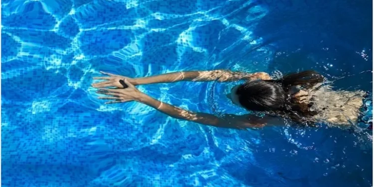 स्विमिङ पुलको पानीबाट कपाल कसरी जोगाउने ?