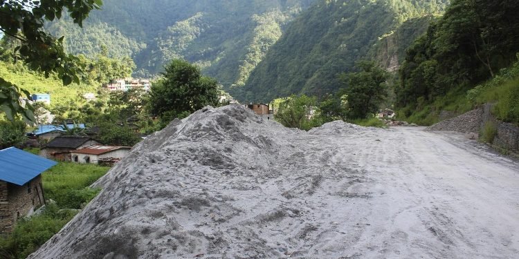 ठेक्का सम्झौता बिनै बालुवा उत्खनन हुँदा राजस्व गुम्यो