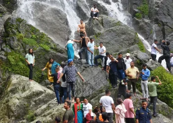 तीनधारे झरनाको प्राकृतिक सुन्दरतामा रम्दै पर्यटक
