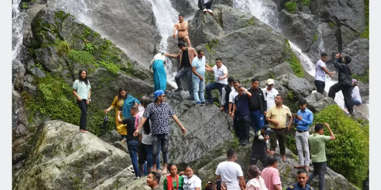 तीनधारे झरनाको प्राकृतिक सुन्दरतामा रम्दै पर्यटक