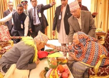 राष्ट्रपति पौडेलद्वारा ९१ वर्षीया भाउजूबाट टीका ग्रहण