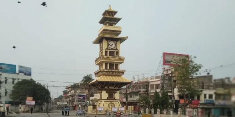 वीरगञ्जको घण्टाघरबाट बत्ती चोरेको आरोपमा दुई जना पक्राउ