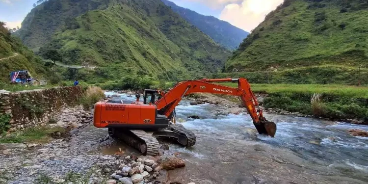 बागलुङमा चार महिनादेखि अवरुद्ध सडक खुल्दा स्थानीय खुसी