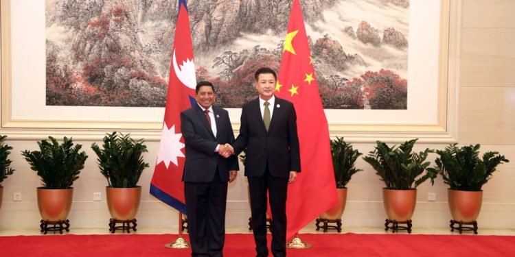 सीमापार आपराधिक गतिविधि नियन्त्रणका लागि सहकार्य बढाउन गृहमन्त्री श्रेष्ठको जोड