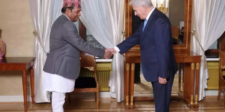 गैरआवासीय राजदूत रायद्वारा फिनल्याण्डका राष्ट्रपतिसमक्ष ओहोदाको प्रमाणपत्र प्रस्तुत