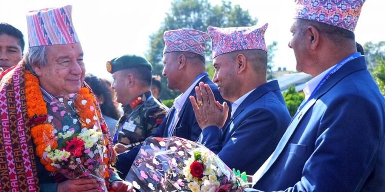 माला र टोपीमा सजिए गुटेरेस