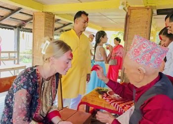 सौराहामा विदेशी पर्यटकले मनाए दसैँ, टीका र जमरा थाप्न पाउँदा दङ्ग
