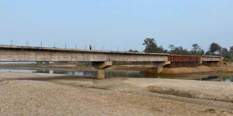 हुलाकी राजमार्गअन्तर्गत राजविराज–कन्चनपुर जोड्ने पुल अधुरै