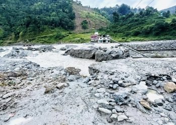 मेलम्चीको बाढीले अस्थायी पुलमा क्षति