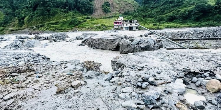 मेलम्चीको बाढीले अस्थायी पुलमा क्षति