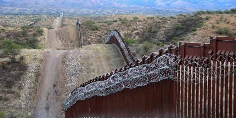 मेक्सिकोको सीमामा थप पर्खाल लगाउने बाइडेन प्रशासनको घोषणा