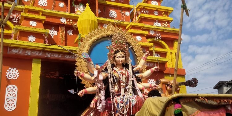 दुर्गा भवानीको प्रतिमा नदीमा सेलाइँदै