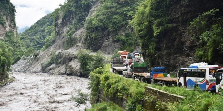 मुस्ताङ जाने पर्यटकलाई सधैँ बैसरी पहिरोको चुनौती