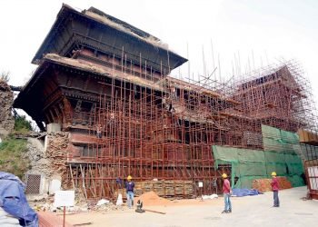 पाटनमा भूकम्पले जीर्ण बनेका सम्पदा अझै त्रिपालमुनि